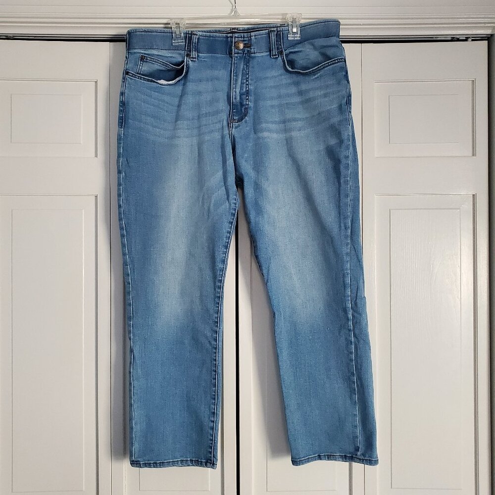Lee Men's Extreme Motion MVP Straight Fit Tapered Leg Jeans 38x32